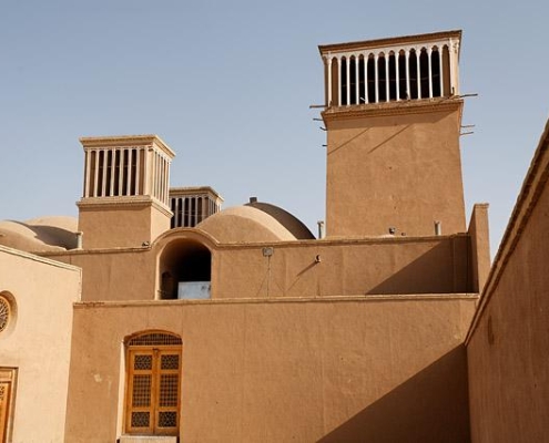 در این مقاله بررسی میکنیم که معماری سنتی ایران(traditional architecture in iran) چگونه خود را با اقلیمهای مختلف سازگار کرده و چه عناصری در این فرآیند نقش داشتهاند.